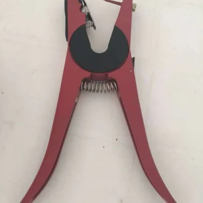 Ear Tag Applicator for Goats and Sheep (Small Animals)