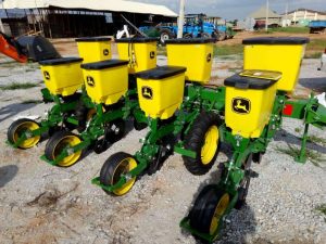 John Deere 1015 Drawn Planter (2-rows of 4)